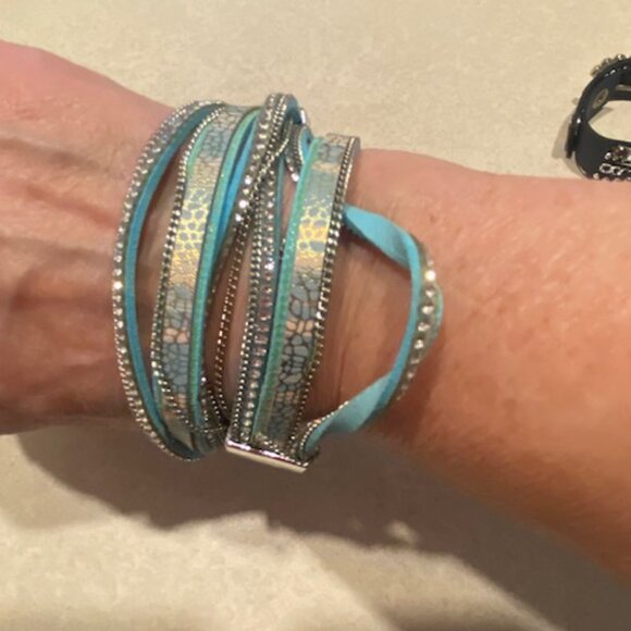 Lot of 6 Wrap Bracelets Bling Stubs Rhinestones Blue Brown Gray Tan Fits All - Picture 5 of 7